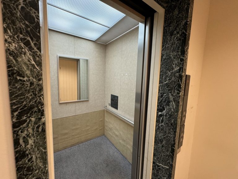 外側からエレベーター内