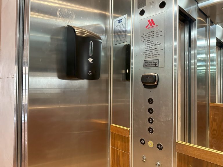 エレベーター内側(3)