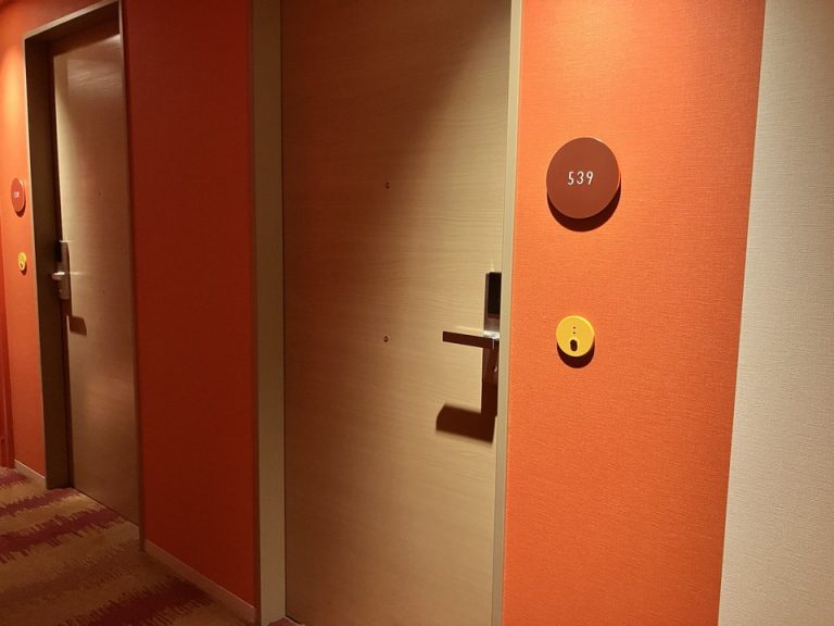 客室ドア外