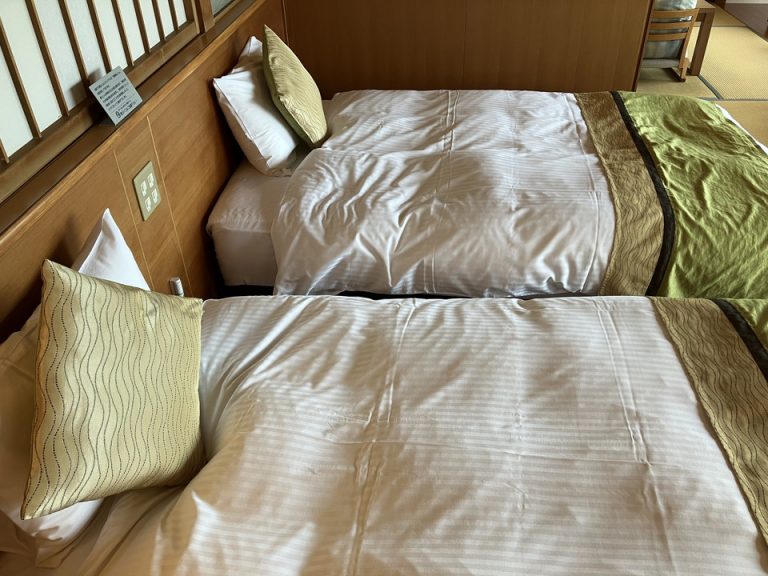 横方向からベッド