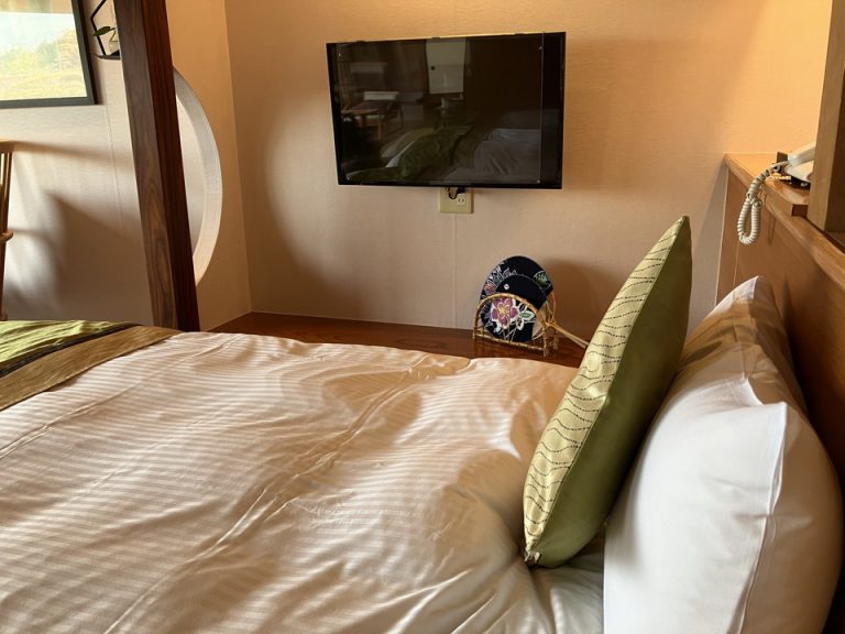 ベッド方向からTV