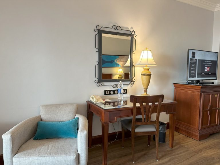 テーブルイスソファー