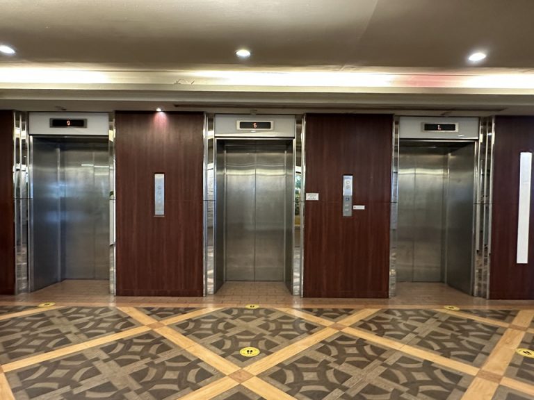 エレベーター外側