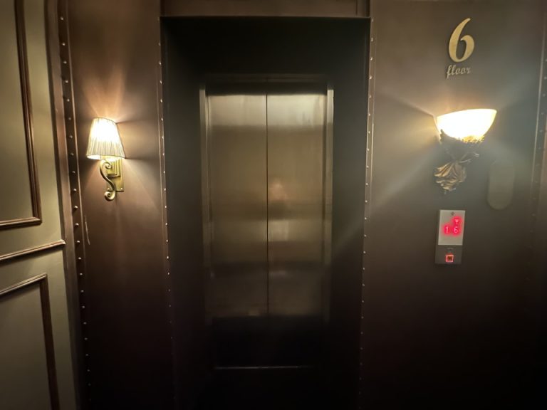 エレベーター外側