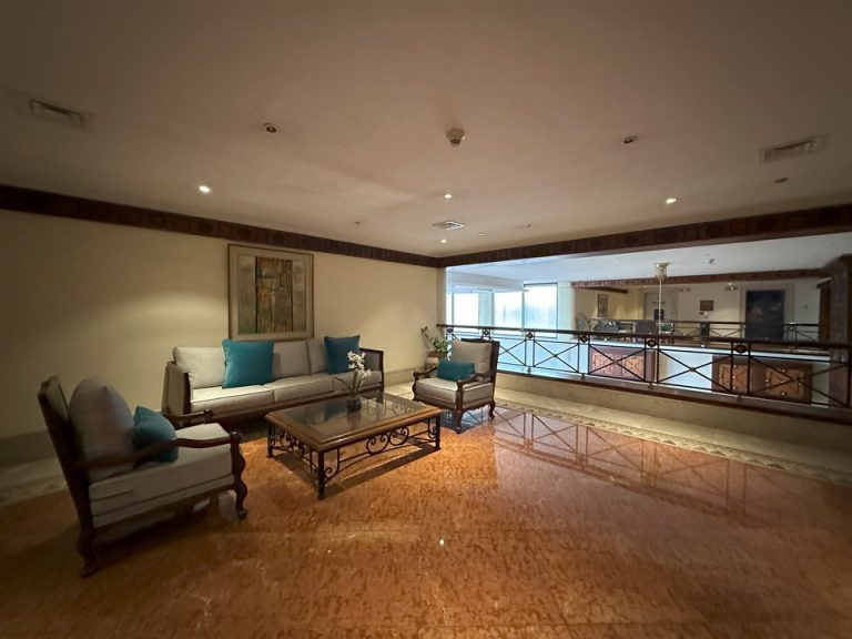 エレベーター前廊下(2)