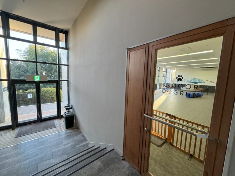 左屋外ドッグラン入り口・右屋外ドッグラン入り口