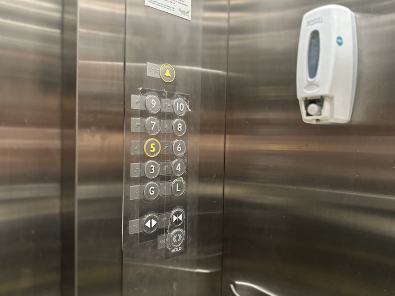 エレベーター内側(1)
