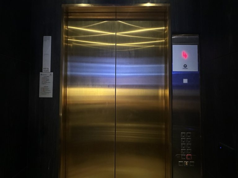 エレベーター内側(1)