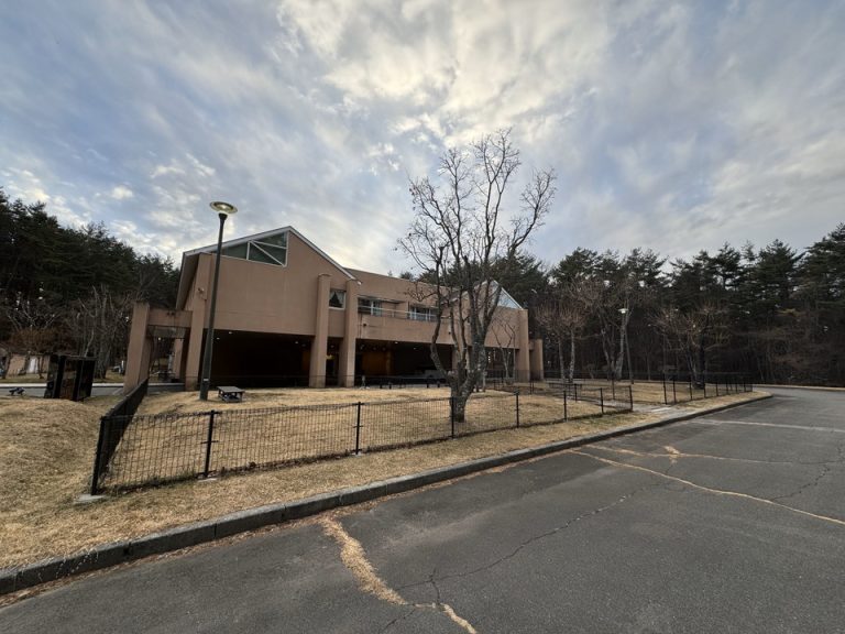 遊歩道からの外観