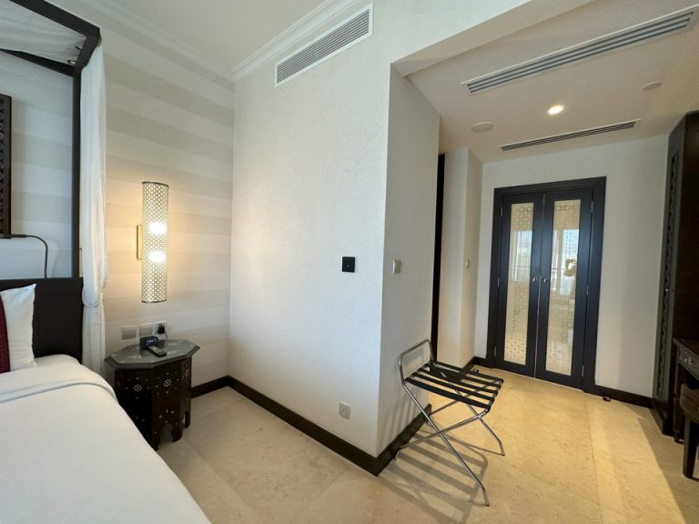 寝室からバスルームトイレへ