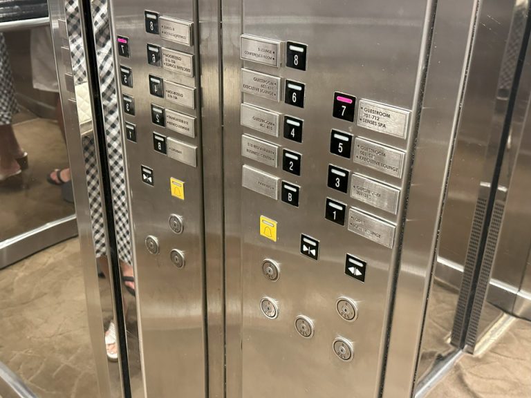 エレベーター内側(2)