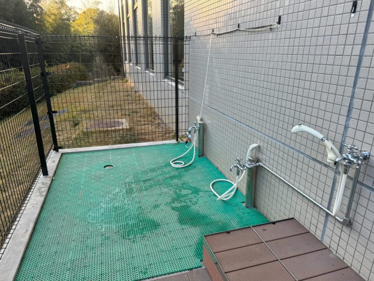 屋外ドッグラン入り口前