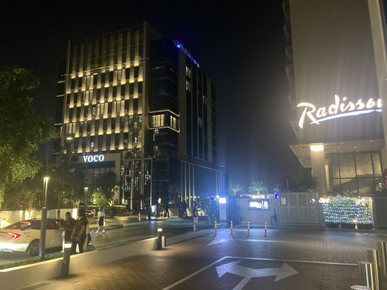 街のようす(玄関からビーチ側を見た景色)