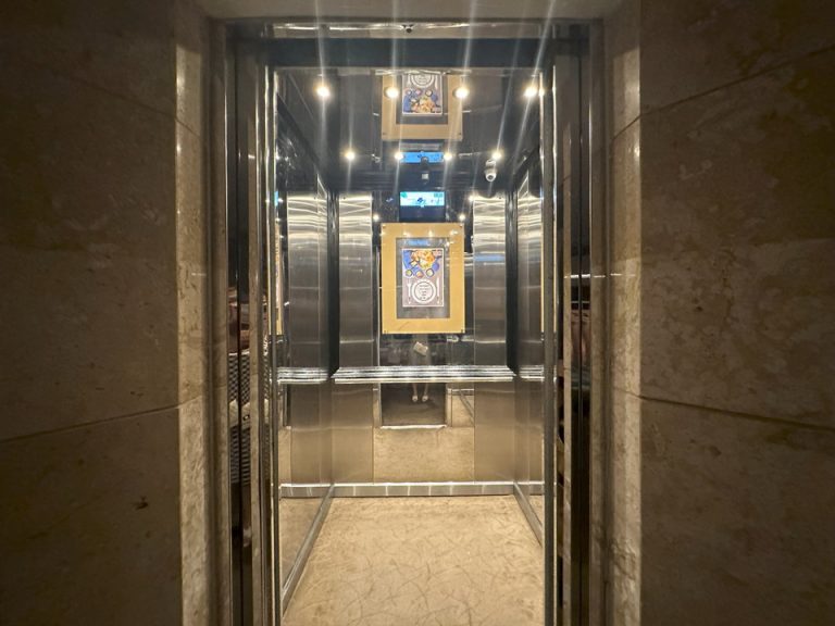 エレベーター内側(4)