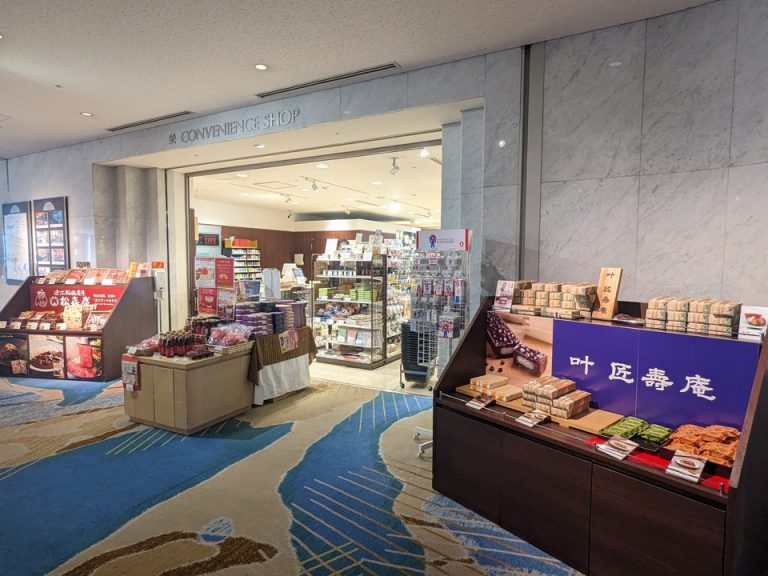 1階エレベーター横にコンビニエンスストア