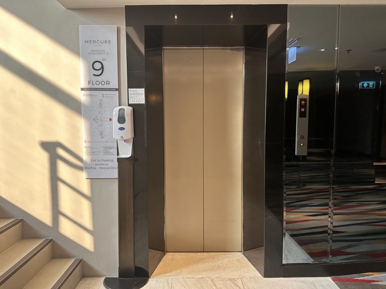 客室階エレベーター外側