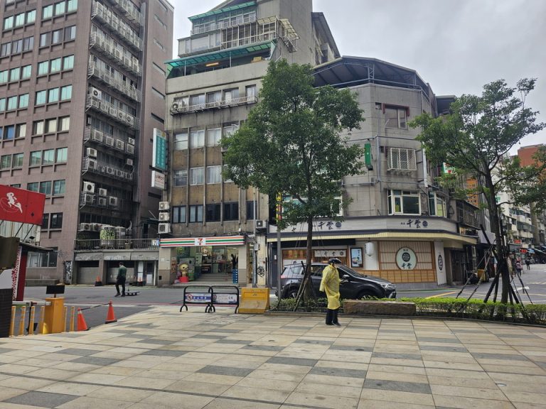 周辺のお店③(ホテル裏口すぐのセブンイレブン)