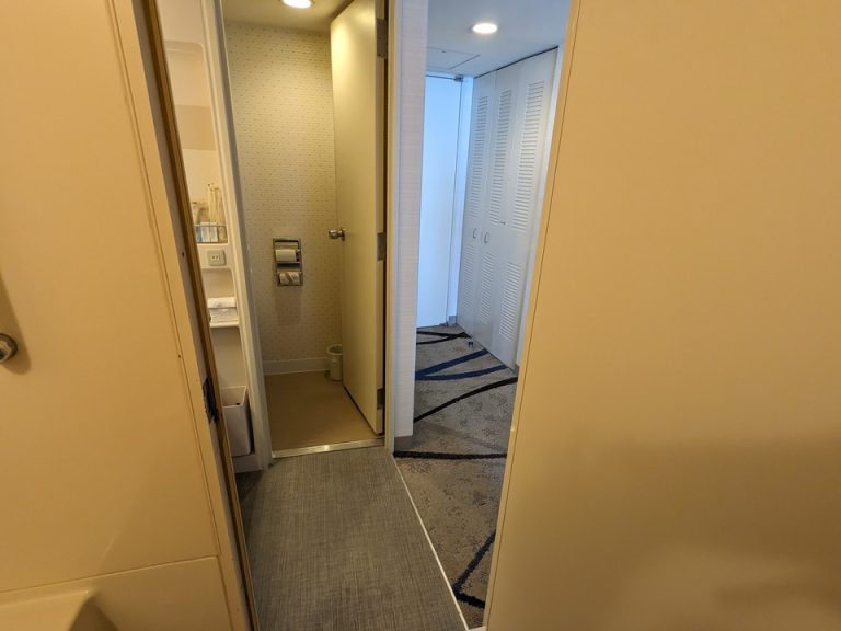 バスルーム内から入口