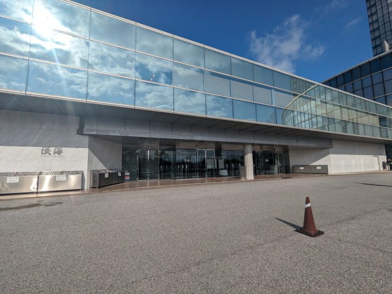 コンベンションホール淡海外観(横の長さはホテルの高さと同じ136.7mあるそうです)