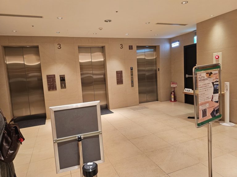 エレベーターホールフロント階①