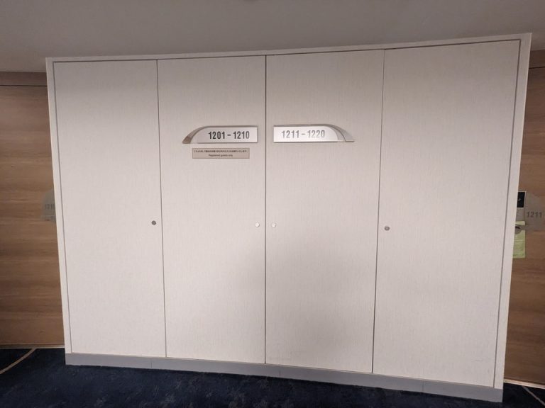 廊下の客室案内