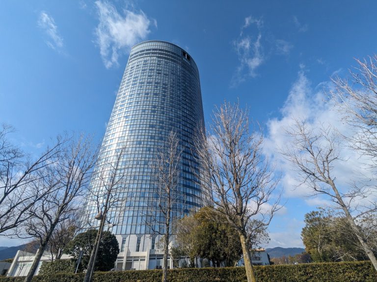 建物外観湖畔側