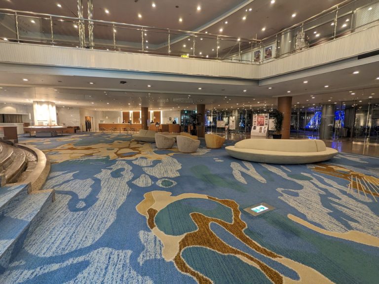 ロビー全体(フロント方向)