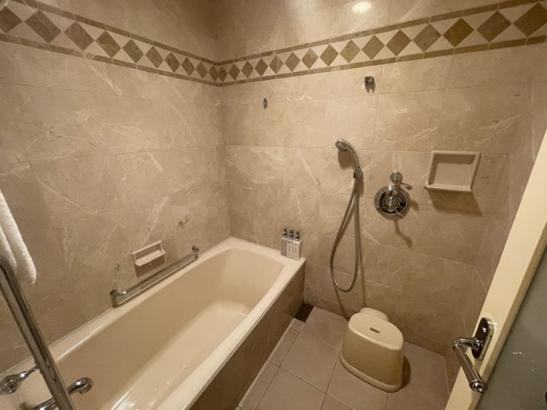 バスルーム入口から全景