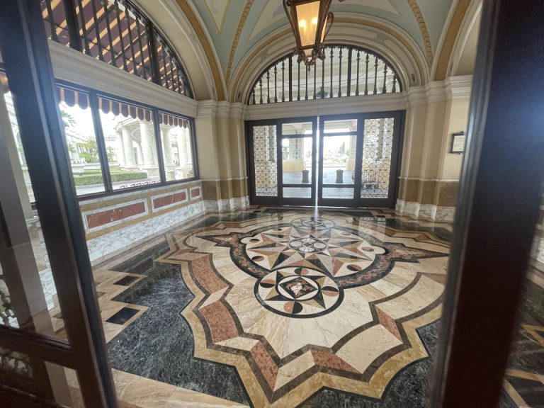 エントランス内観