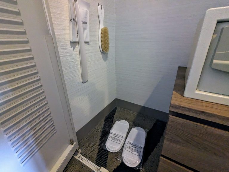 クローゼット内スリッパ、衣類ブラシ、靴ベラ、シューミトン