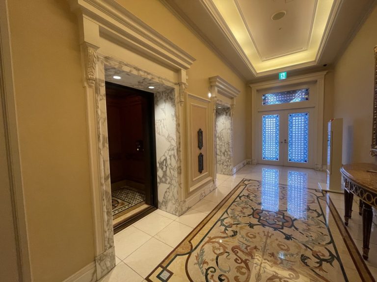 エレベーターホールフロント階