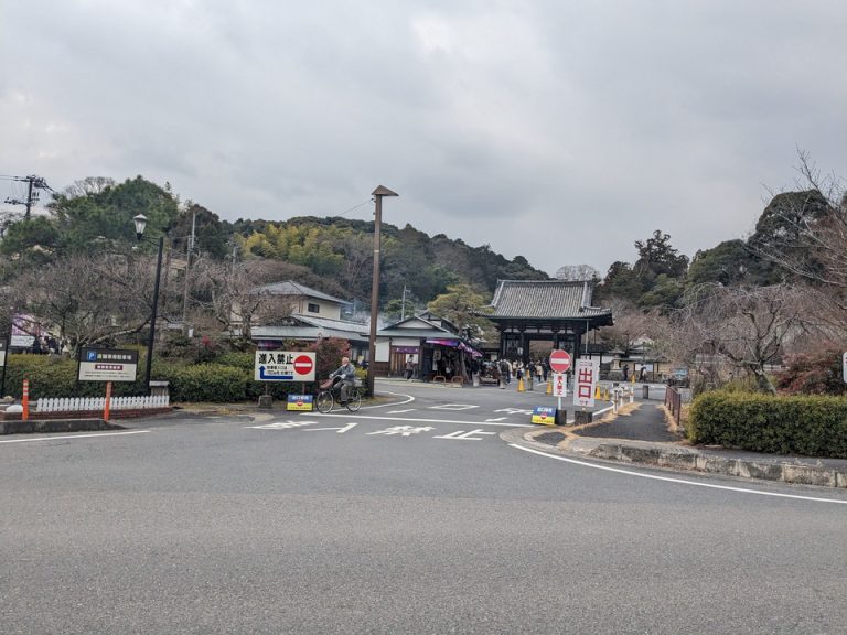 石山寺(現在放送中の大河ドラマの主人公紫式部が源氏物語を執筆した部屋があります))