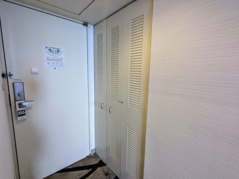 クローゼット外観(閉じた状態)