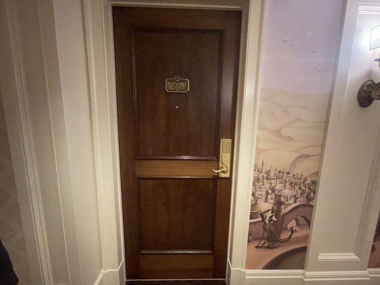 玄関入口外観ドア