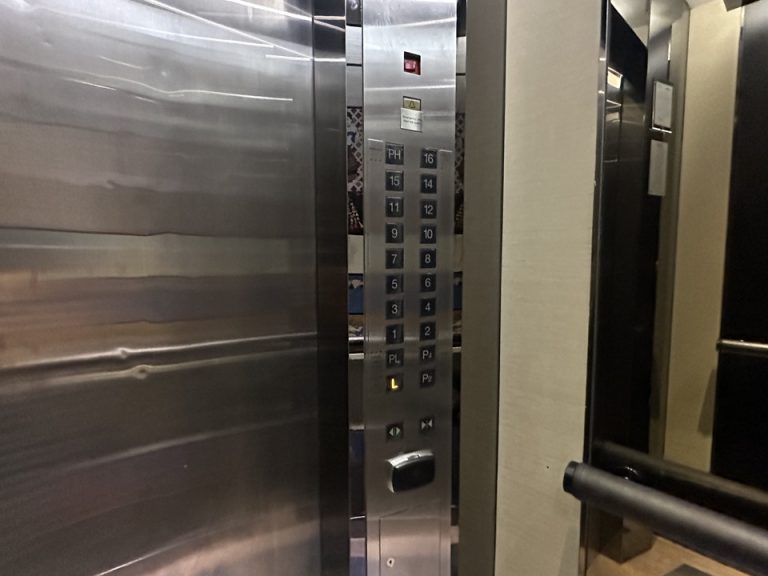 エレベーター内側
