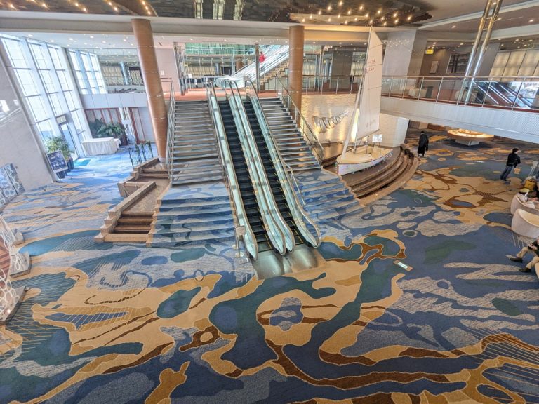 ロビーから2階へ