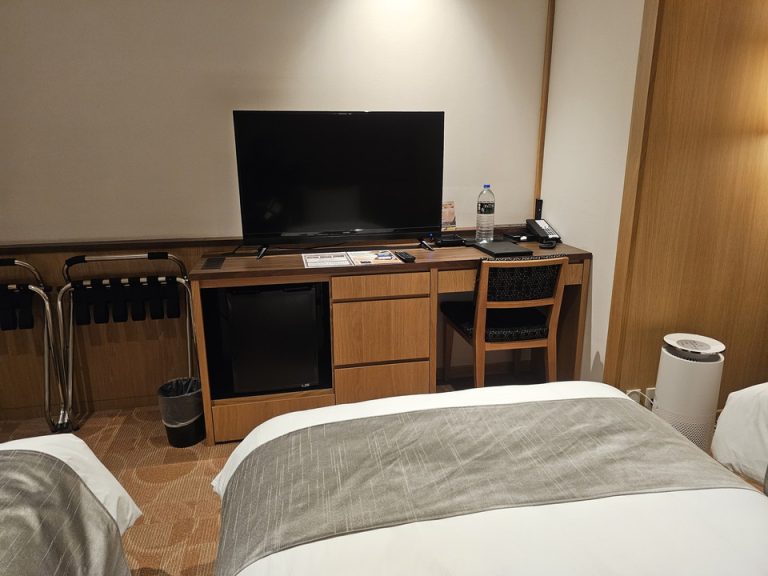 ベッド方向からTV