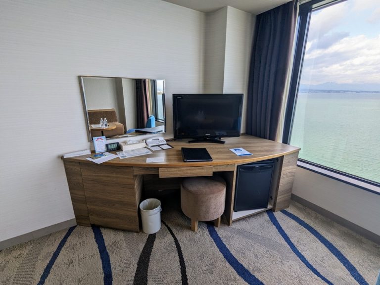 ベッド方向からTV