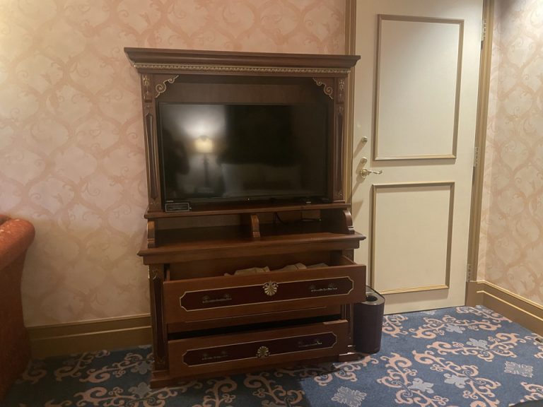 ベッド方向からTV