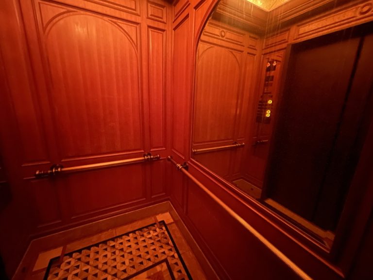 エレベーター内観(1)