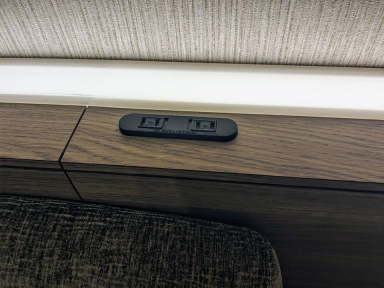 ソファー後ろのコンセント