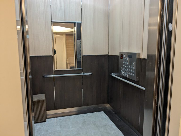 エレベーター内観