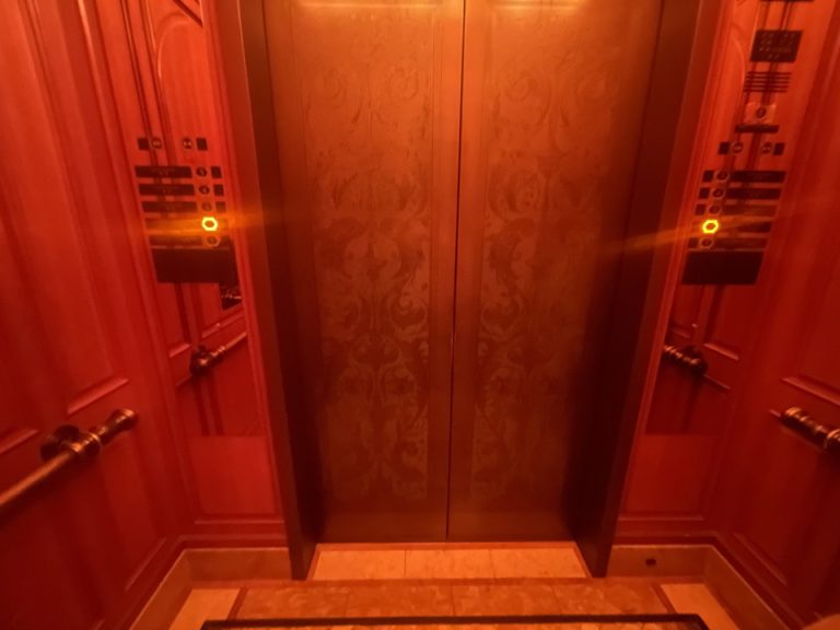 エレベーター内観