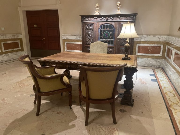 ロビー廊下デスク