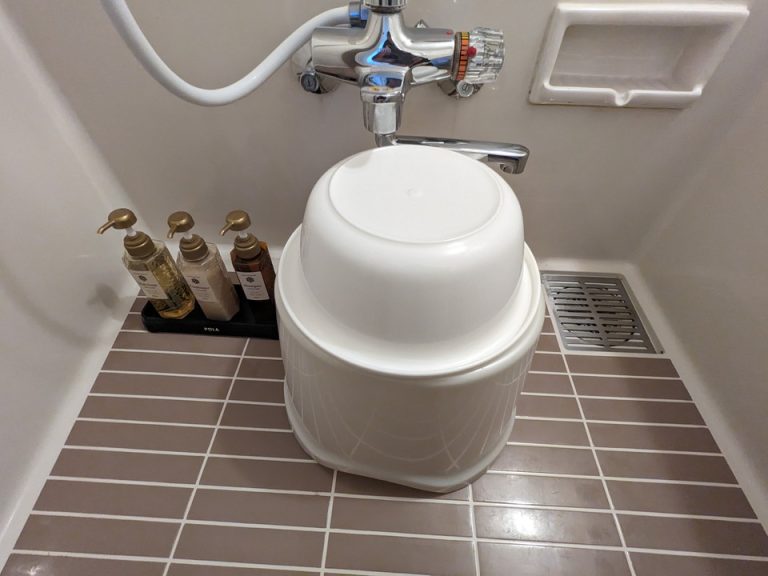 洗面器とバスチェア