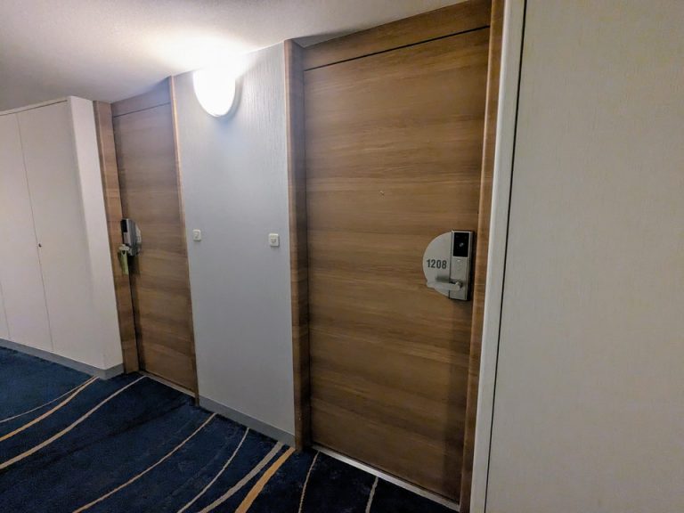 客室入口外観ドア