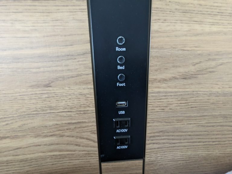 ベッドサイドのスイッチ、USBポートあり