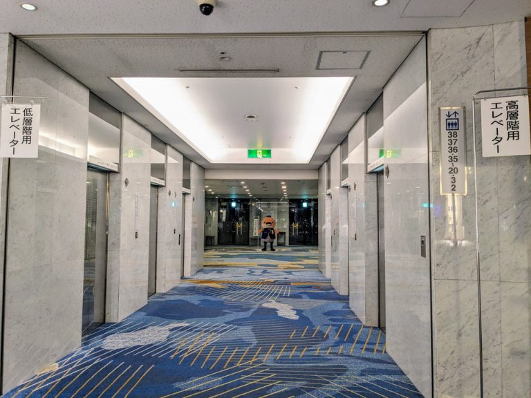 エレベーターホールフロント階(左低層階用、右高層階用)