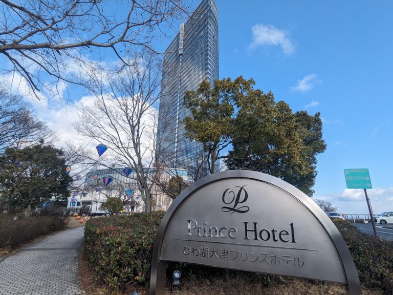 建物全体とホテルの看板