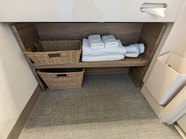 洗面台下のリネン類、脱衣カゴ